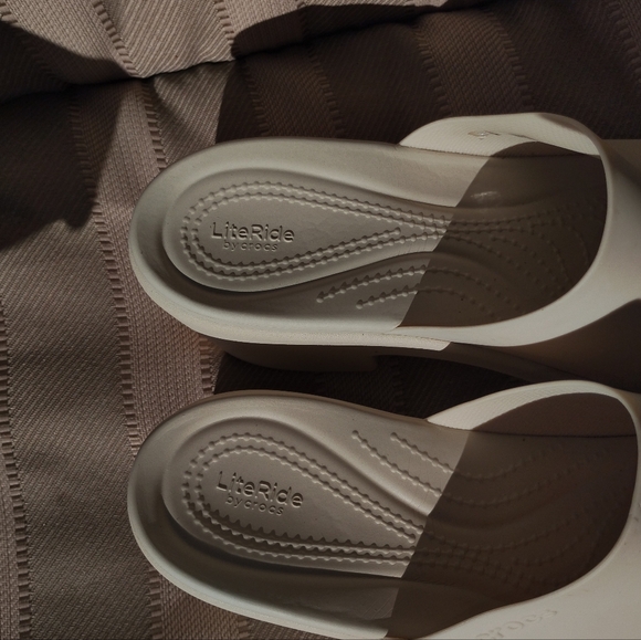 Crocs  Womens BROOKLYN SLIDE HEEL 209408 SZ:10 NEW CLEAN WELL MAINTIAN CHRISTMAS - Picture 3 of 11